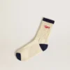 Calzini a costine color crema con dettagli blu navy e logo rosso