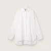 Camicia oversize da donna in cotone bianco con dettagli plissettati e bottoni gioiello