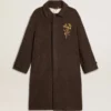 Cappotto da uomo Journey monopetto in misto lana stropicciata con spilla floreale