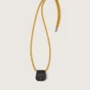 Custodia per occhiali con laccio da trekking color senape e clip in pelle nera
