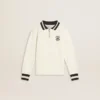 Felpa polo da bambino in cotone bianco con ricamo sul petto e stampa sul retro
