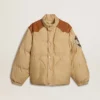 Giacca bomber beige con dettagli in pelle e toppe