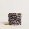 Lacci con stampa animalier grigi e neri con logo dorato a contrasto