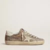 Super-Star in pelle scamosciata beige e cristalli multicolori con stella e linguetta sul tallone in pelle color crema