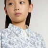 Abito camicia da bambina in tela di cotone bianca con stampa nautica blu e bordino bianco