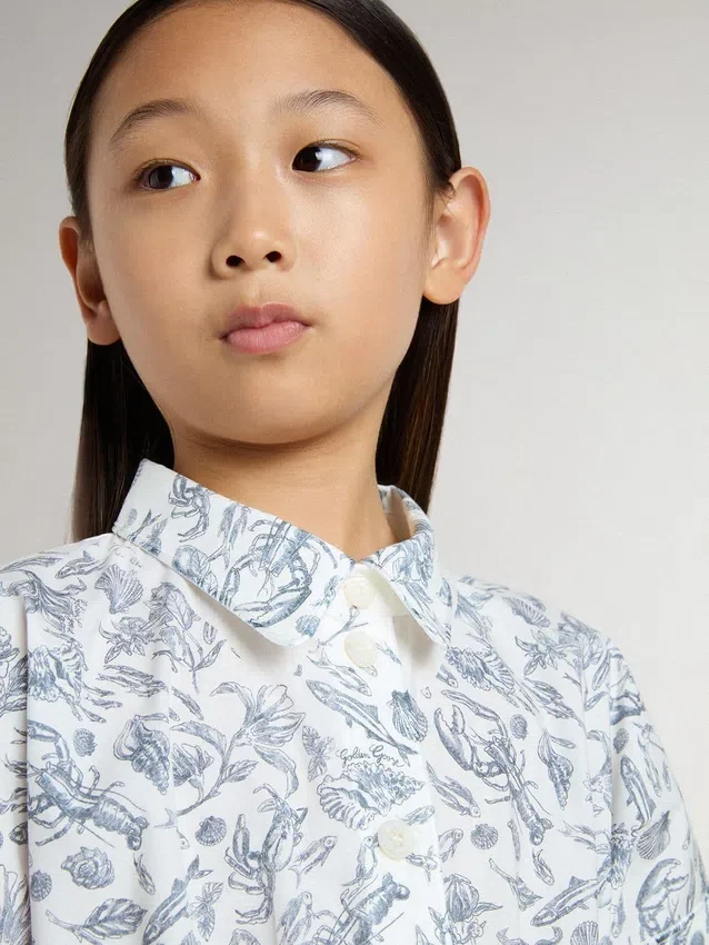 Abito camicia da bambina in tela di cotone bianca con stampa nautica blu e bordino bianco