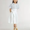 Abito camicia da bambina in tela di cotone bianca con stampa nautica blu e bordino bianco