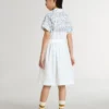 Abito camicia da bambina in tela di cotone bianca con stampa nautica blu e bordino bianco