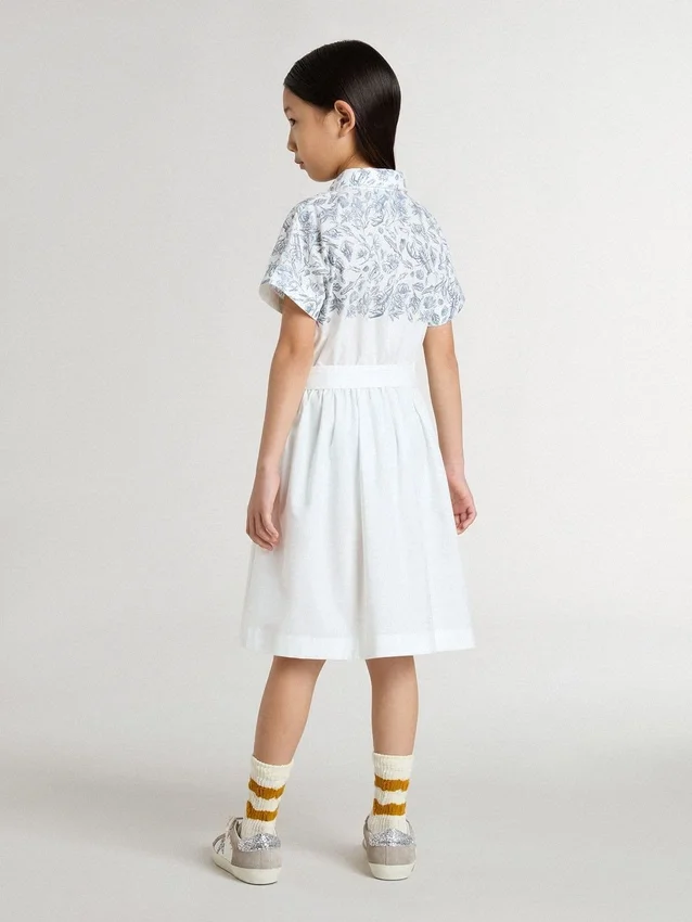 Abito camicia da bambina in tela di cotone bianca con stampa nautica blu e bordino bianco