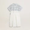 Abito camicia da bambina in tela di cotone bianca con stampa nautica blu e bordino bianco