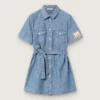 Abito camicia da bambina Journey a maniche corte in chambray di cotone azzurro con toppa ricamata