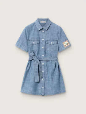 Abito camicia da bambina Journey a maniche corte in chambray di cotone azzurro con toppa ricamata