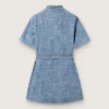 Abito camicia da bambina Journey a maniche corte in chambray di cotone azzurro con toppa ricamata