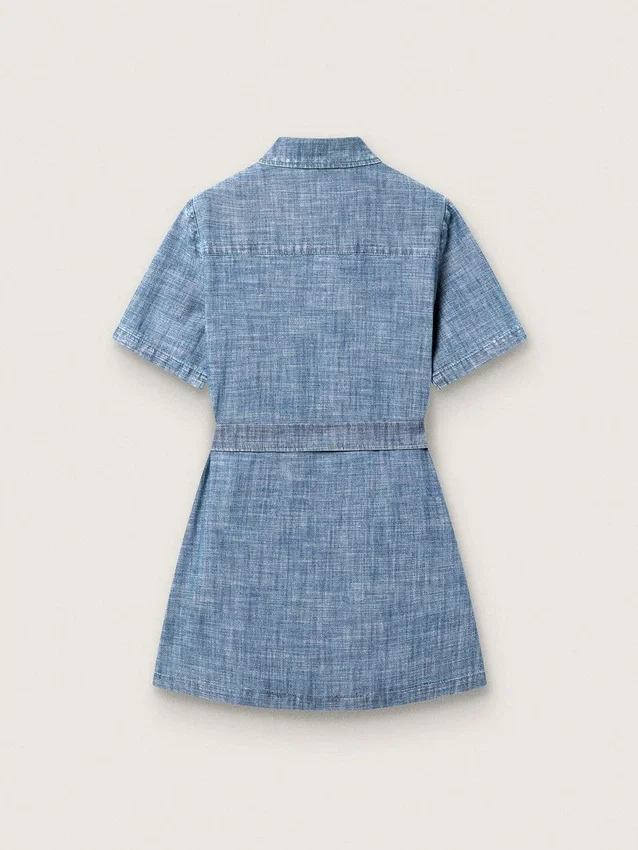 Abito camicia da bambina Journey a maniche corte in chambray di cotone azzurro con toppa ricamata