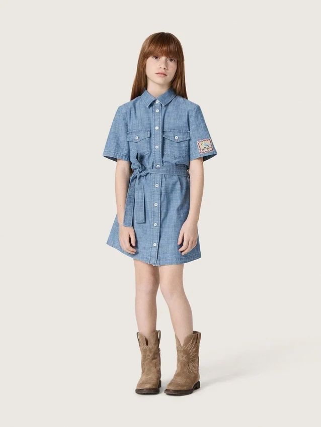 Abito camicia da bambina Journey a maniche corte in chambray di cotone azzurro con toppa ricamata