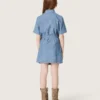 Abito camicia da bambina Journey a maniche corte in chambray di cotone azzurro con toppa ricamata