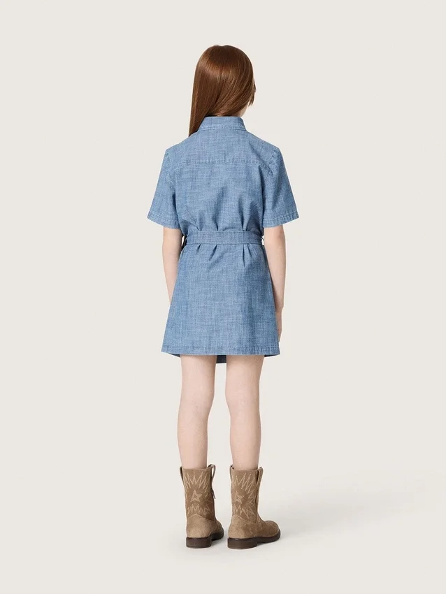 Abito camicia da bambina Journey a maniche corte in chambray di cotone azzurro con toppa ricamata