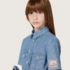 Abito camicia da bambina Journey a maniche corte in chambray di cotone azzurro con toppa ricamata
