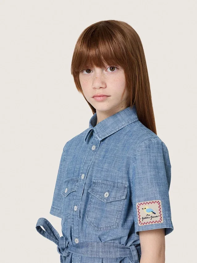 Abito camicia da bambina Journey a maniche corte in chambray di cotone azzurro con toppa ricamata