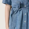 Abito camicia da bambina Journey a maniche corte in chambray di cotone azzurro con toppa ricamata