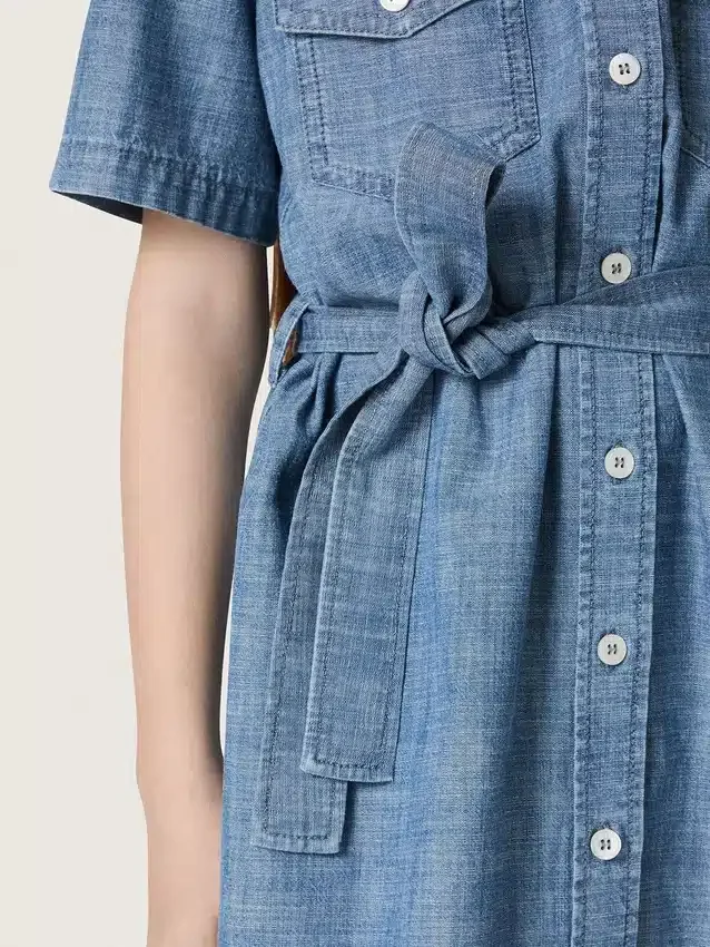Abito camicia da bambina Journey a maniche corte in chambray di cotone azzurro con toppa ricamata