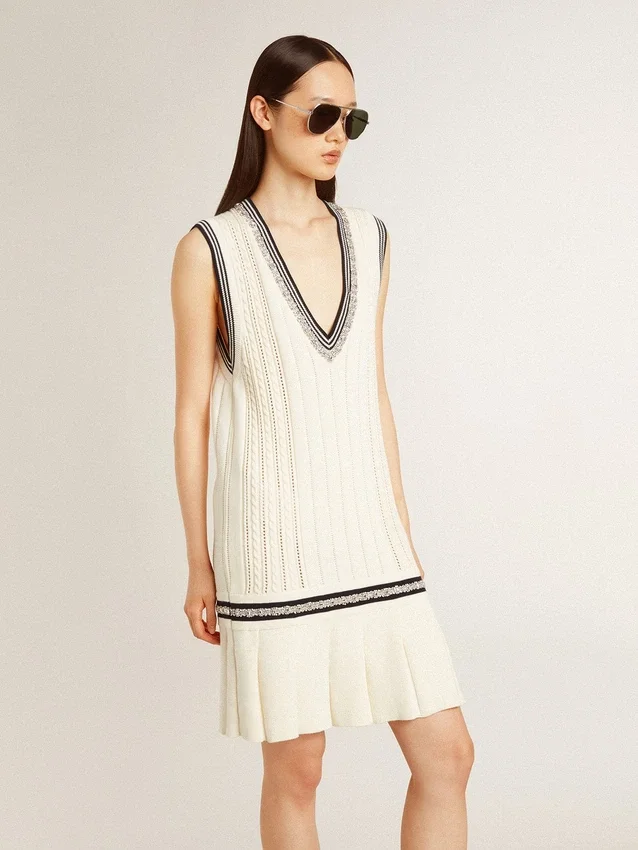 Abito gilet da donna in cotone bianco invecchiato con bordi a costine blu scuro e cristalli