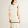 Abito gilet da donna in cotone bianco invecchiato con bordi a costine blu scuro e cristalli