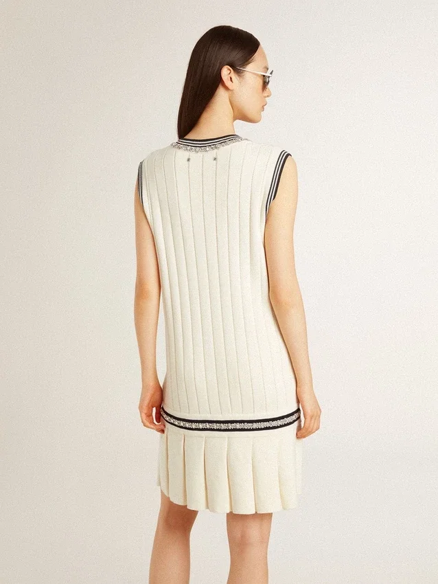 Abito gilet da donna in cotone bianco invecchiato con bordi a costine blu scuro e cristalli