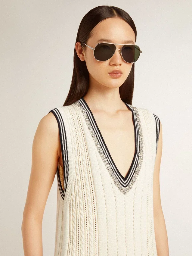 Abito gilet da donna in cotone bianco invecchiato con bordi a costine blu scuro e cristalli