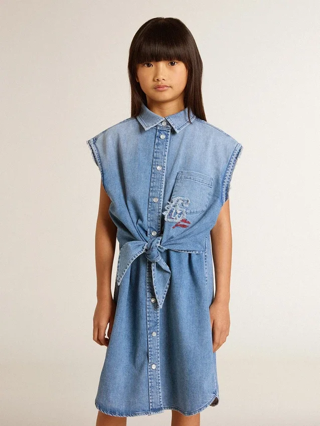 Abito in denim da bambina con nodo sul davanti e ricami