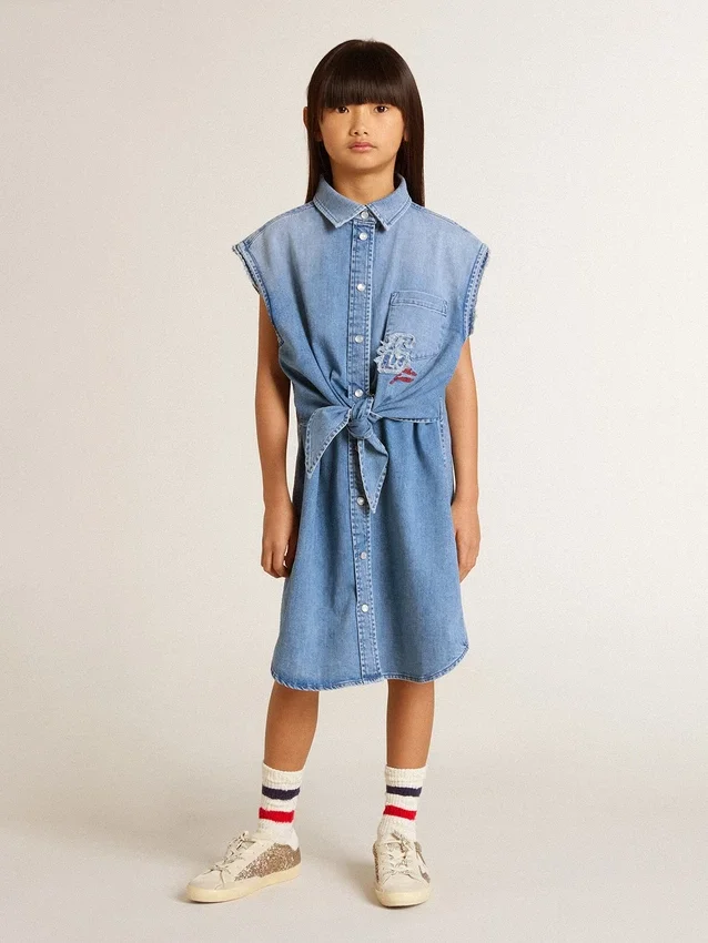Abito in denim da bambina con nodo sul davanti e ricami
