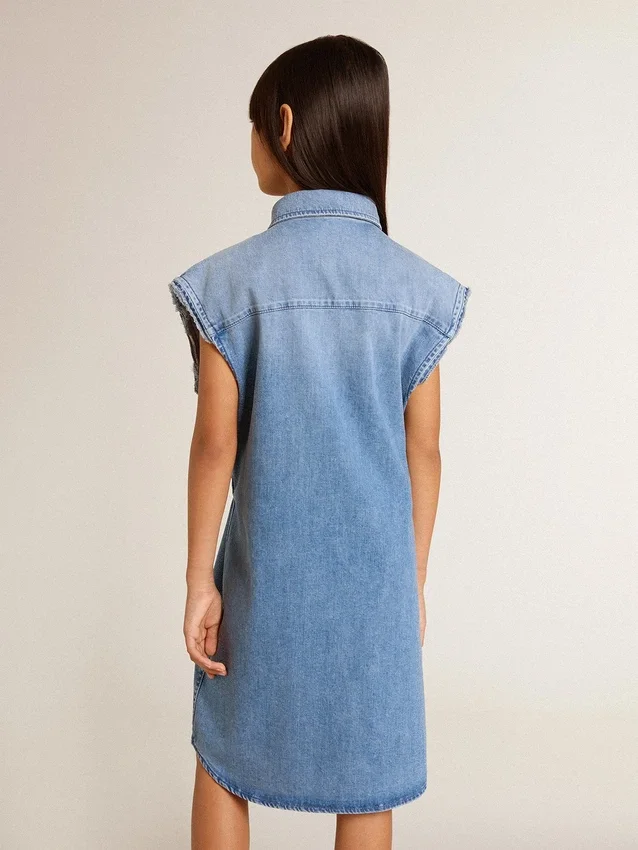 Abito in denim da bambina con nodo sul davanti e ricami