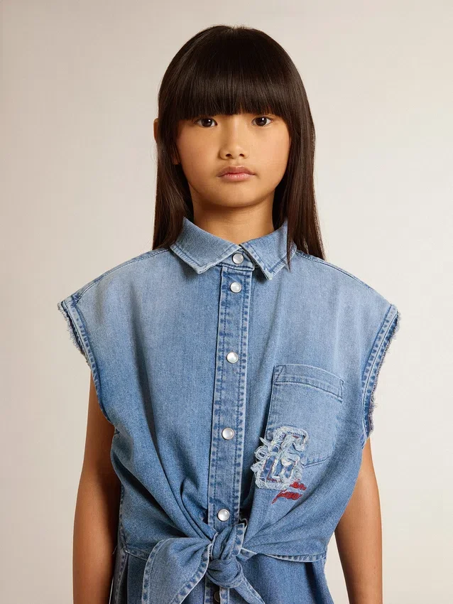 Abito in denim da bambina con nodo sul davanti e ricami