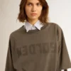 Abito-maglietta da donna grigio con effetto consumato