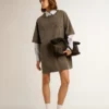 Abito-maglietta da donna grigio con effetto consumato