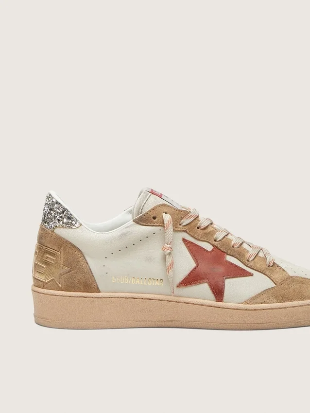 Ball Star da donna in pelle color crema con stella in pelle rosso mattone e inserti in pelle scamosciata