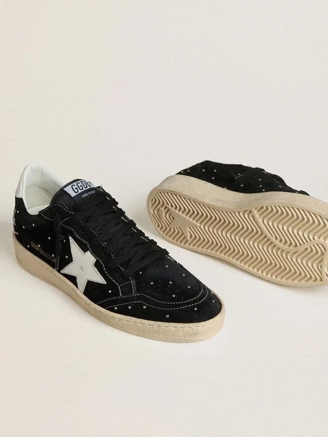 Ball Star da donna in pelle scamosciata nera con borchie e stella in pelle bianca