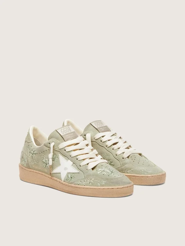 Ball Star da donna in pelle scamosciata verde salvia con stella in pelle bianca e ricamo floreale Swarovski tono su tono