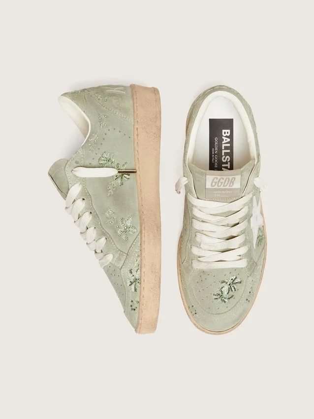 Ball Star da donna in pelle scamosciata verde salvia con stella in pelle bianca e ricamo floreale Swarovski tono su tono