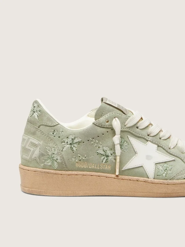 Ball Star da donna in pelle scamosciata verde salvia con stella in pelle bianca e ricamo floreale Swarovski tono su tono