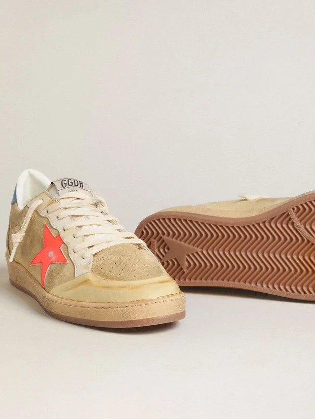 Ball Star da uomo in pelle scamosciata beige con stella in pelle color corallo e linguetta sul tallone in nappa blu