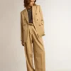 Blazer da donna doppiopetto color sabbia con bottoni araldici dorati
