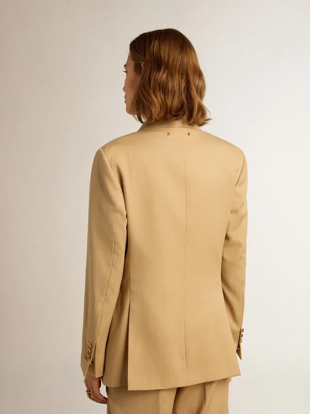 Blazer da donna doppiopetto color sabbia con bottoni araldici dorati