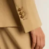 Blazer da donna doppiopetto color sabbia con bottoni araldici dorati