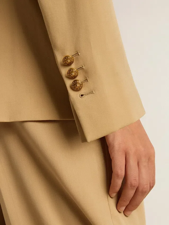 Blazer da donna doppiopetto color sabbia con bottoni araldici dorati