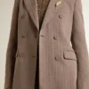 Blazer da donna doppiopetto in misto lana beige a motivo chevron