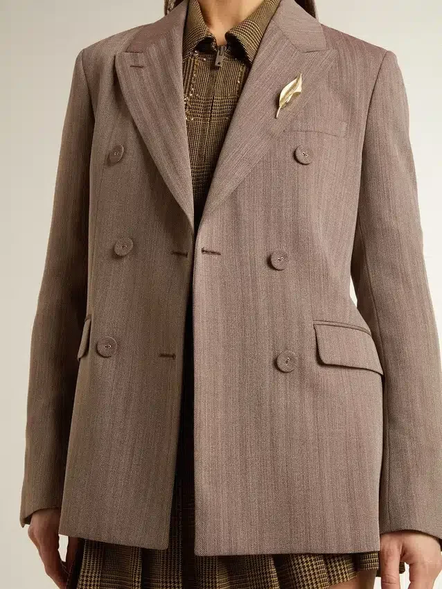 Blazer da donna doppiopetto in misto lana beige a motivo chevron