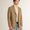 Blazer da uomo monopetto in misto lino con motivo a chevron color sabbia.