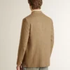 Blazer da uomo monopetto in misto lino con motivo a chevron color sabbia.