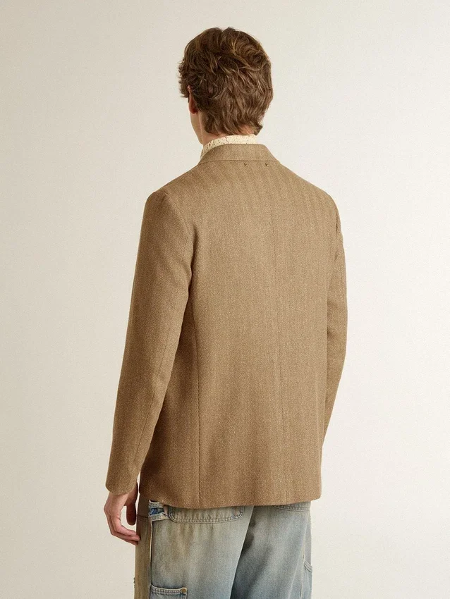 Blazer da uomo monopetto in misto lino con motivo a chevron color sabbia.